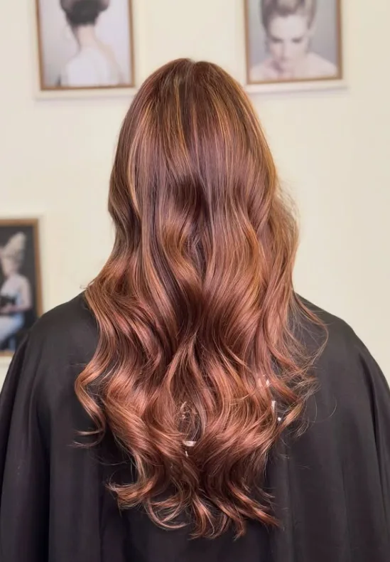 Coloração acobreada em cabelo comprido ondulado