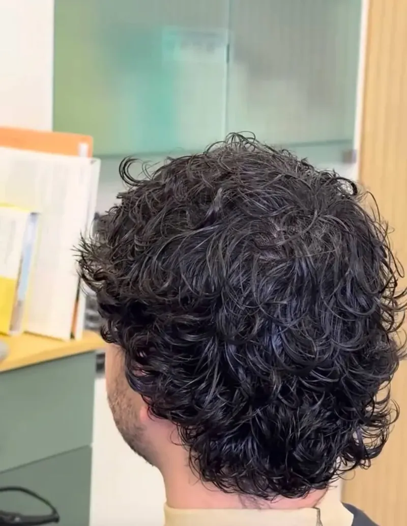 Corte de cabelo homem crespo com volume, vista traseira