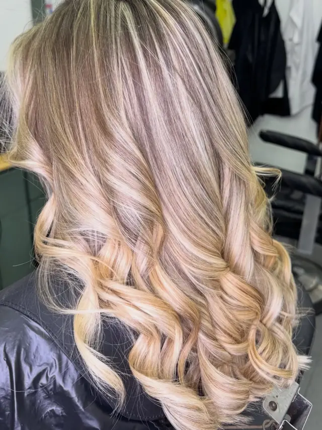 Madeixas loiras com ondas definidas