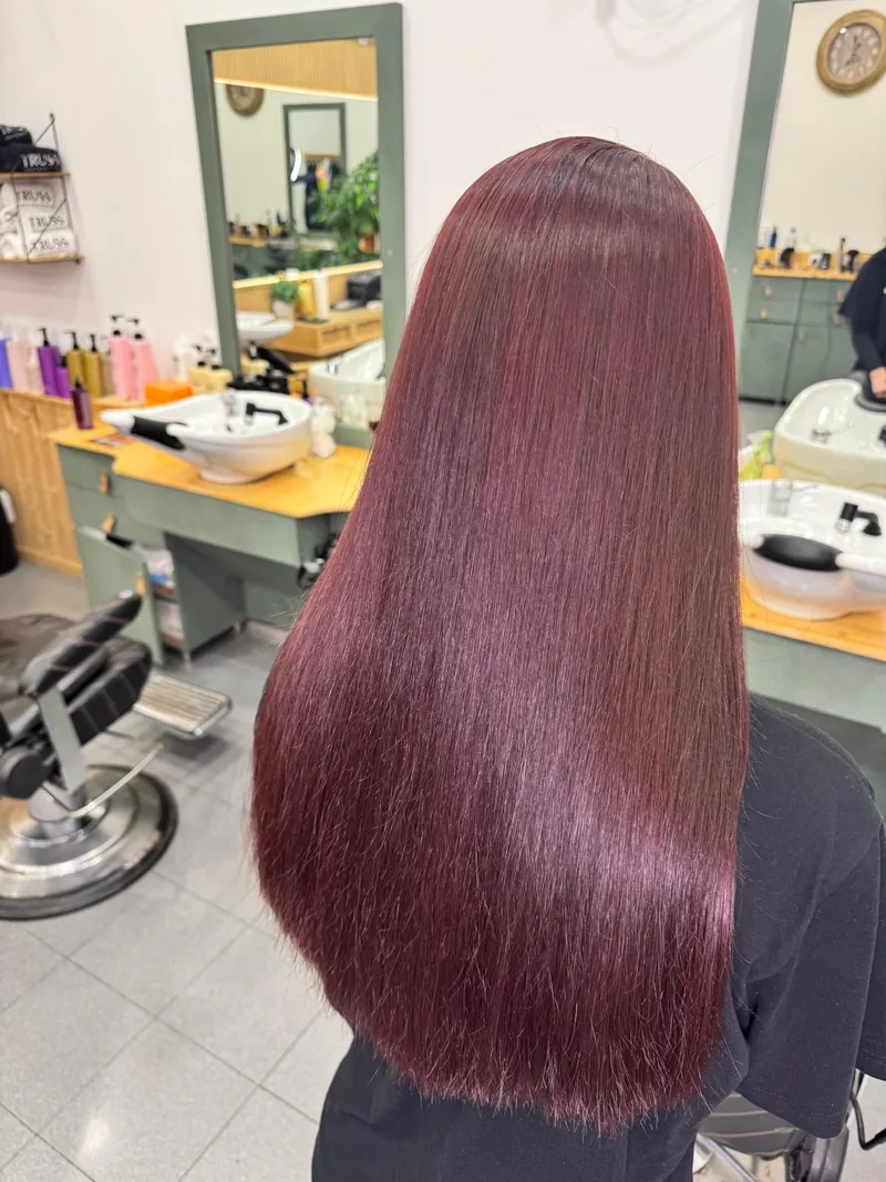 Coloração castanho avermelhado em cabelo comprido liso, no salão