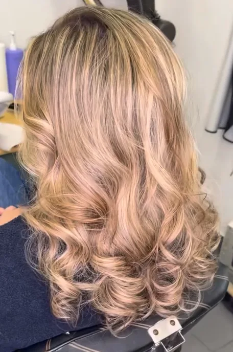 Madeixas loiras em ondas suaves, vista traseira