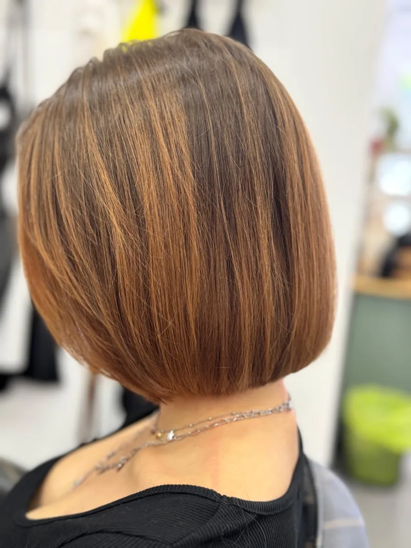 Chanel caramelizado com madeixas suaves, vista traseira